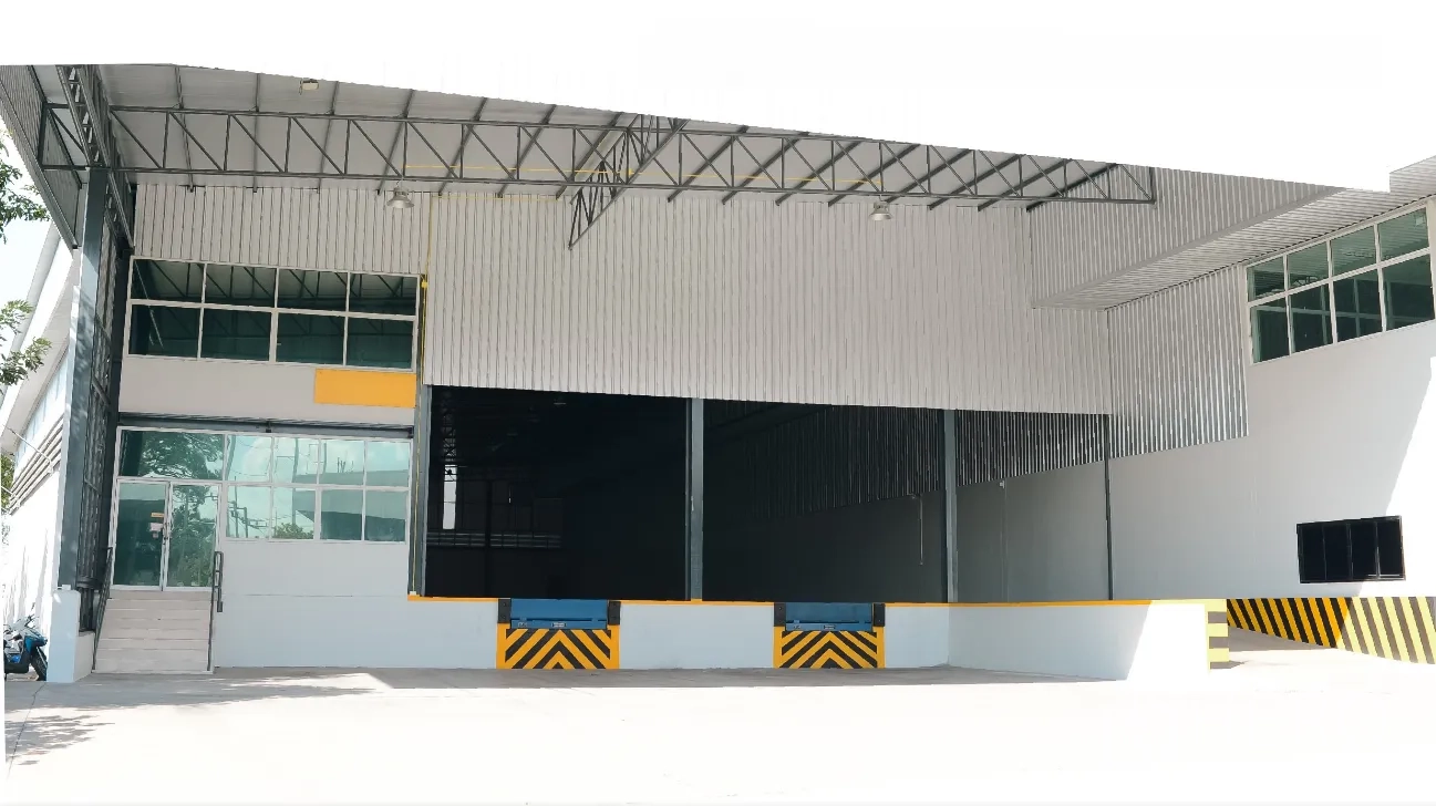 工厂 for rent in Si Racha, Chon Buri - 工厂外立面，带有遮雨装卸区、两个带调节板的月台和玻璃入口。