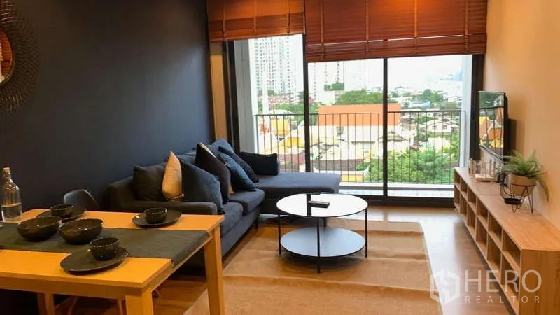 公寓 出租在Watthana, Bangkok - 客厅通阳台，落地窗观城市景。