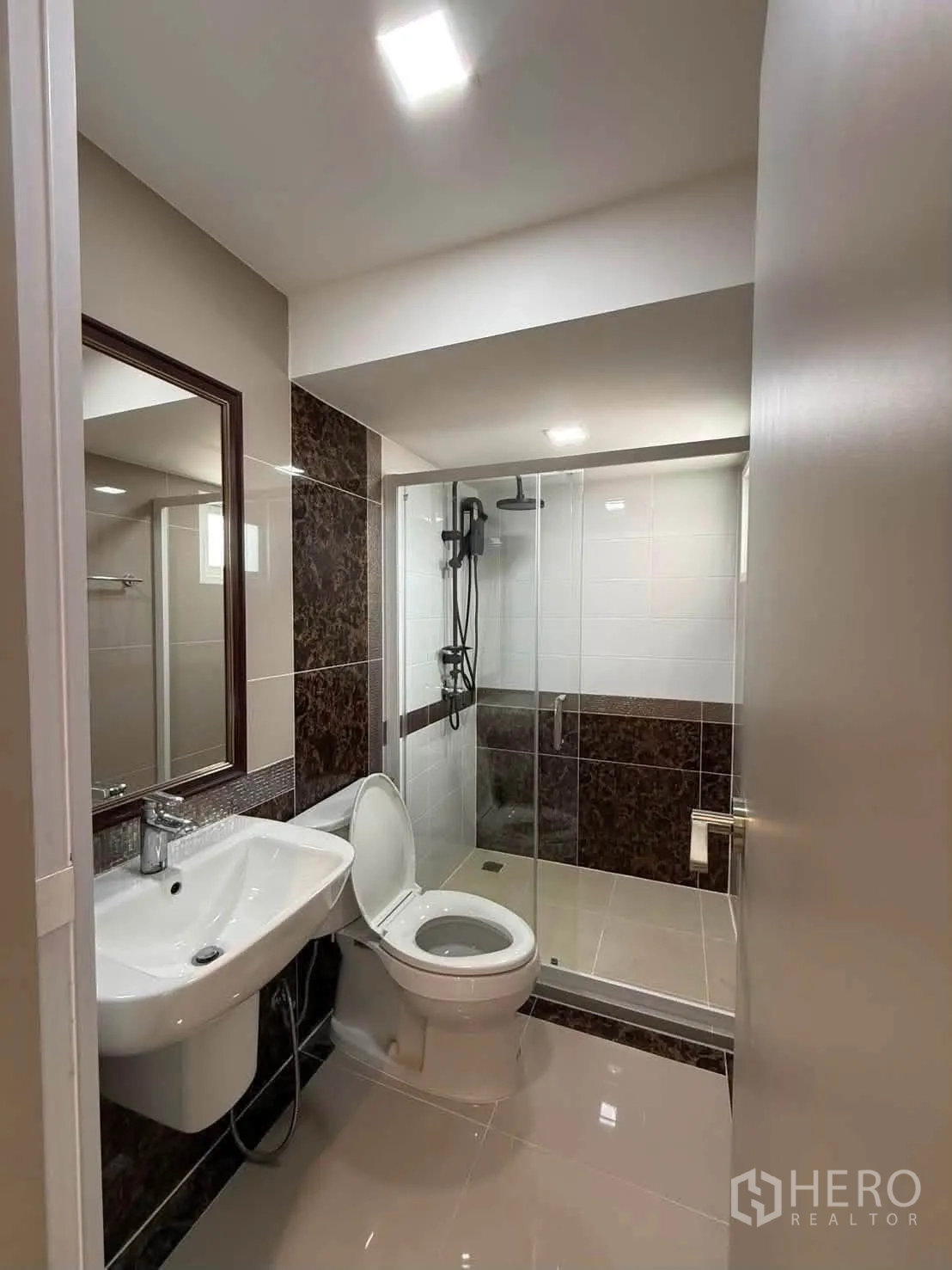 บ้านเดี่ยว for rent in Bang Phli, Samut Prakan - ห้องน้ำพร้อมตู้กระจกอาบน้ำ โถสุขภัณฑ์ และอ่างล้างหน้า.