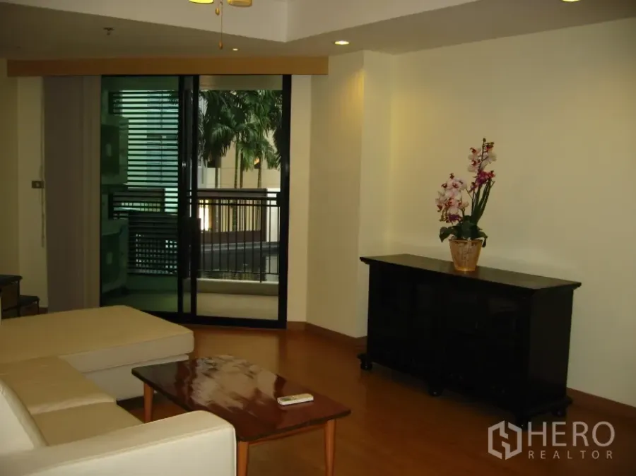 公寓 出租在Watthana, Bangkok - 采光良好的客厅，设沙发、茶几，可通向观景阳台。