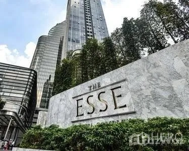 คอนโด ให้เช่าในHuai Khwang, Bangkok - ป้าย The ESSE บริเวณทางเข้า พร้อมตึกสูงด้านหลังและสวนตกแต่ง