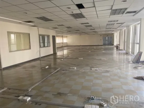办公空间 出租在Khlong Toei, Bangkok - 铺设地砖的架空地板，多个地面电源盒的办公层