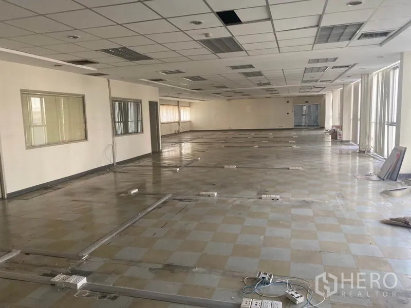 办公空间 出租在Khlong Toei, Bangkok - 铺设地砖的架空地板，多个地面电源盒的办公层
