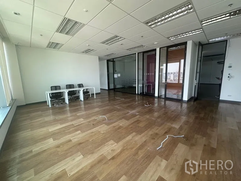 Office Space for rent in Ratchathewi, Bangkok - Bright office zone with glass-partitioned rooms and loose cabling.