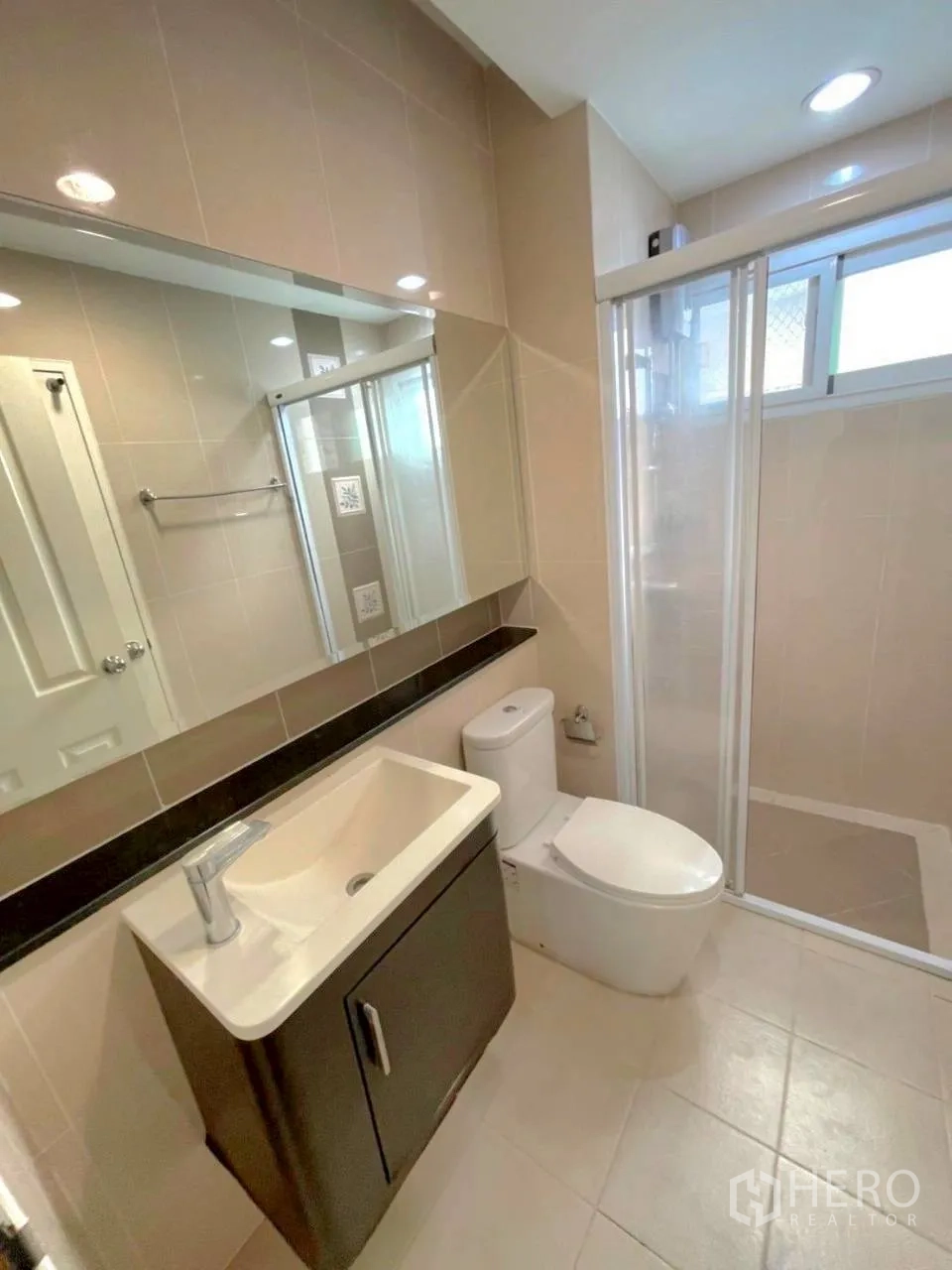 Townhouse for rent in Bang Kho Laem, Bangkok - Tiled bathroom with vanity, toilet and glass-enclosed shower.