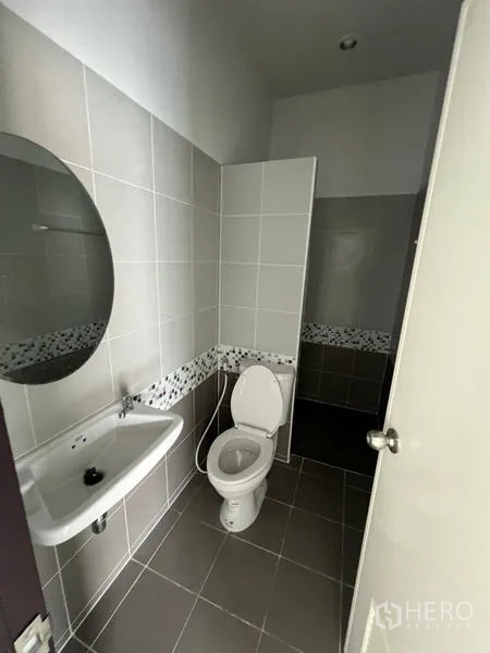 Warehouse for rent in Phra Samut Chedi, Samut Prakan - Second restroom with toilet, sink and a separate shower zone in gray tiles.