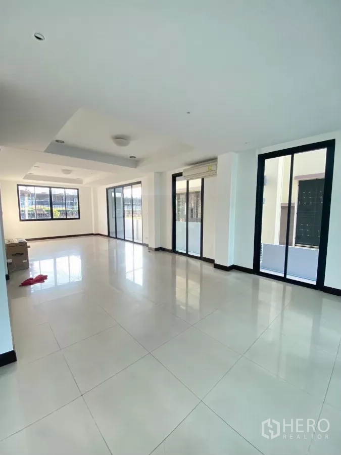 带办公室的家 出租在Wang Thonglang, Bangkok - 明亮的一层开放空间，亮面瓷砖地面与整面推拉玻璃门。