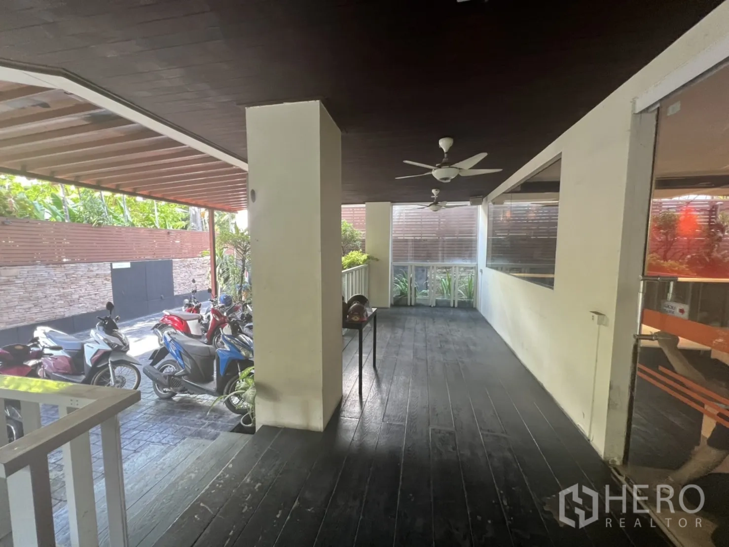 零售空间 出租在Khlong Toei, Bangkok - 有顶走道，旁侧机车停车位，吊扇与玻璃窗。