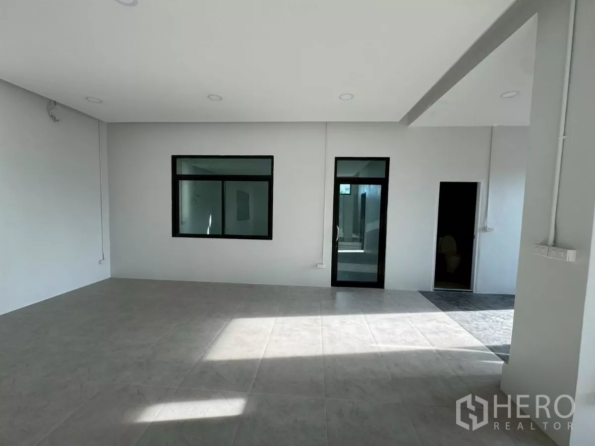 货栈 出租在Krathum Baen, Samut Sakhon - 办公室区域，带通往洗手间的玻璃门和独立房间