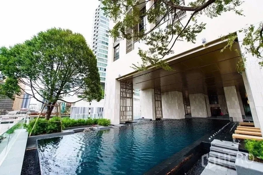 公寓 出租或出售在Watthana, Bangkok - 曼谷高端公寓的室外泳池，绿树环绕并可眺望城市天际线。