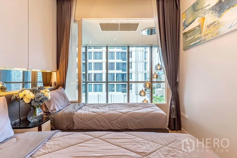 คอนโด ให้เช่าในWatthana, Bangkok - ห้องนอนเตียงคู่ มองออกสู่วงโคมแขวนและกระจกเต็มบาน