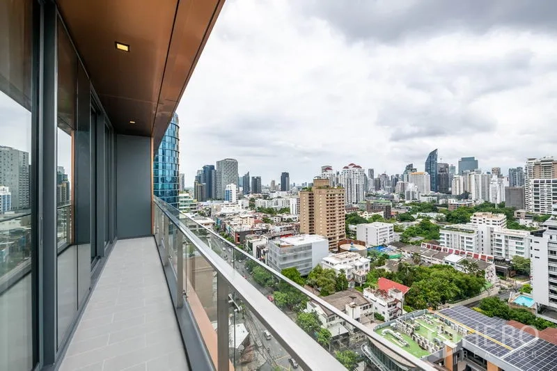 คอนโด ให้เช่าหรือขายในWatthana, Bangkok - ระเบียงยาวราวกระจก มองเห็นวิวสกายไลน์ทองหล่อ–เอกมัยและพื้นที่สีเขียว
