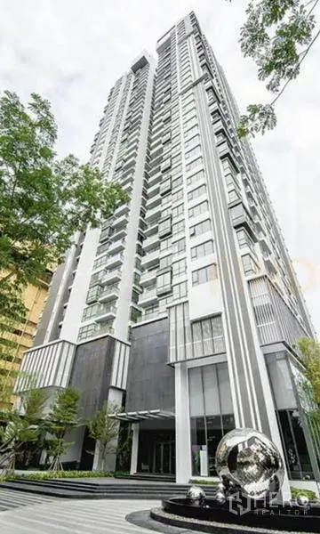 Condominium for rent in Khlong Toei, Bangkok - Contemporary high-rise condominium exterior with landscaped entrance and tall façade.