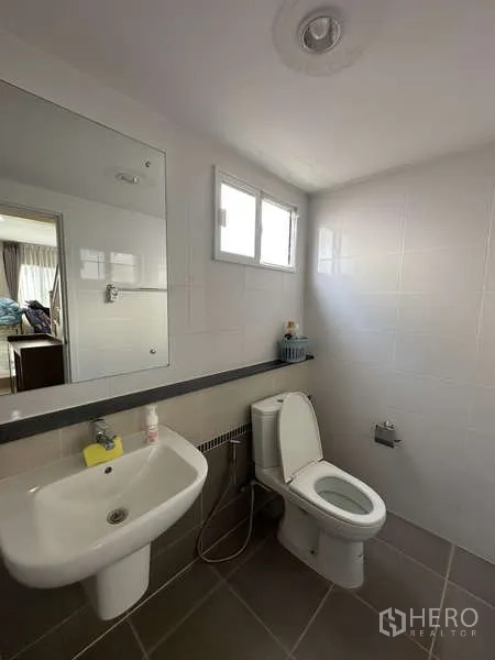 Detached House for sale in Sai Mai, Bangkok - Ground-floor bathroom with window, sink and toilet.
