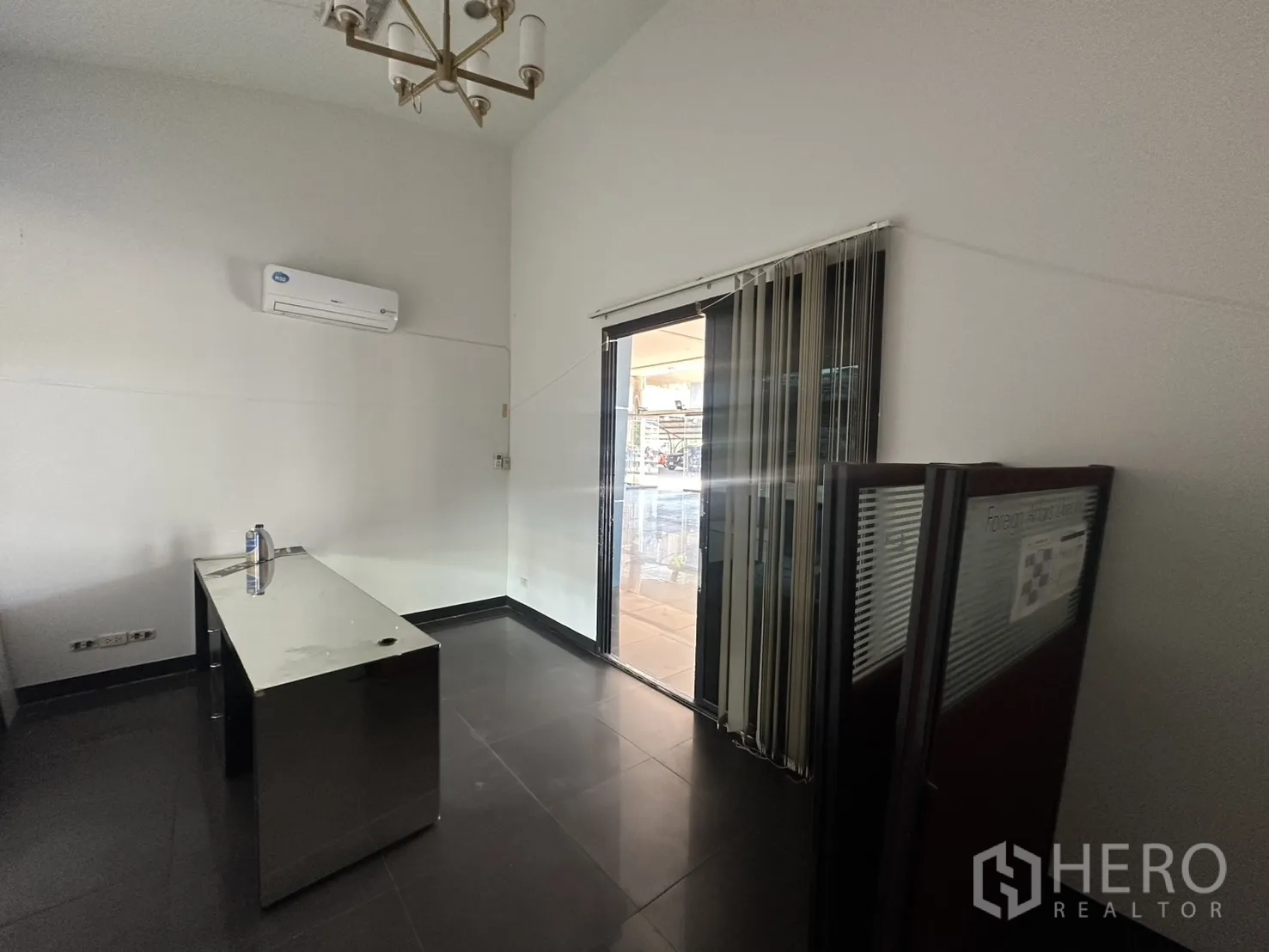 Showroom for rent in Suan Luang, Bangkok - Small manager’s office with AC and glass door to the showroom.