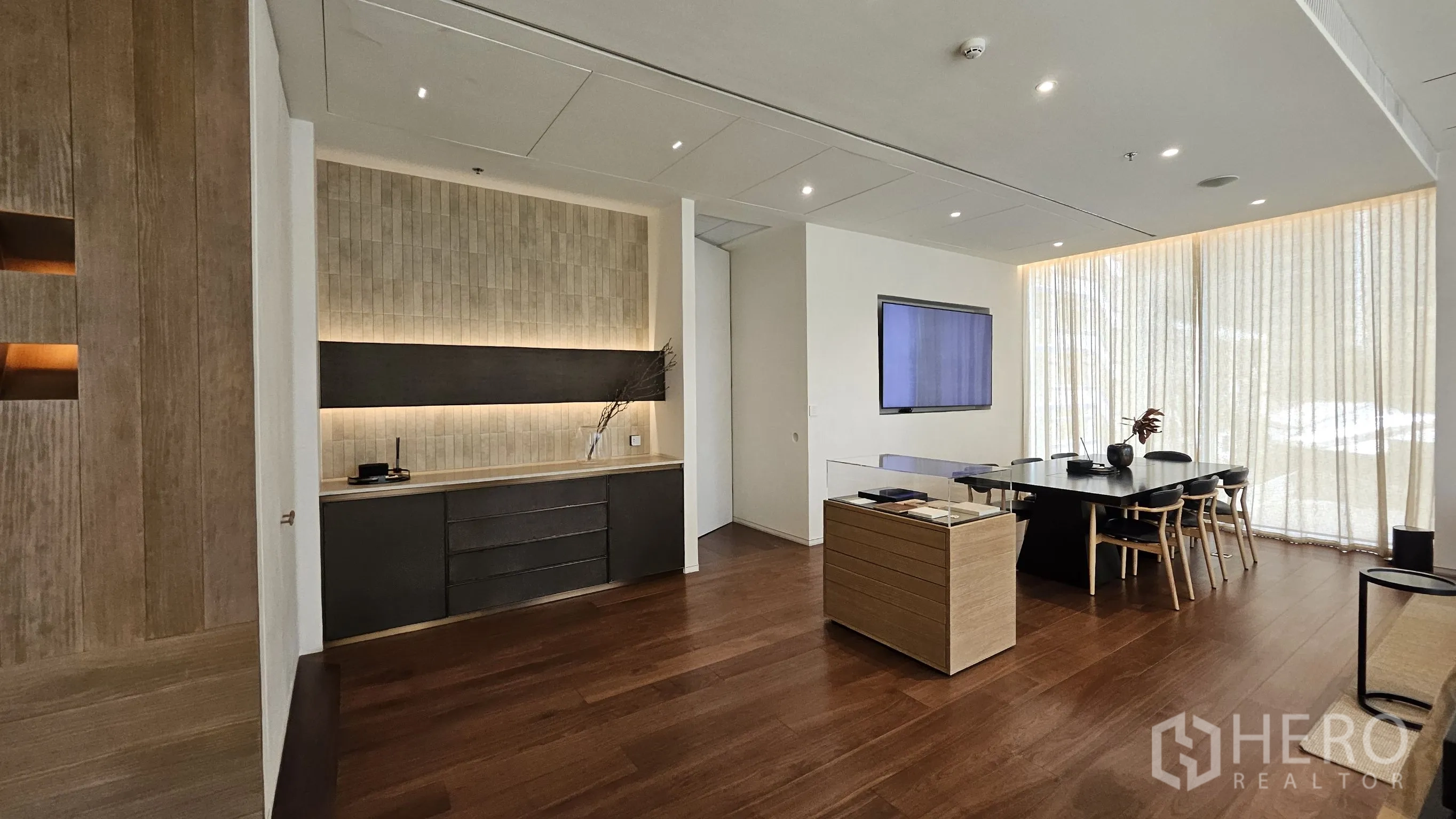 ออฟฟิศ for rent in Watthana, Bangkok - ตู้บิวท์อินพร้อมไฟ ซ้อนด้วยโต๊ะประชุมและจอติดผนัง.