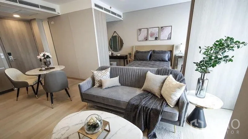 公寓 出售在Khlong Toei, Bangkok - 开放式起居区带用餐角与舒适卧室，浅色调与落地窗
