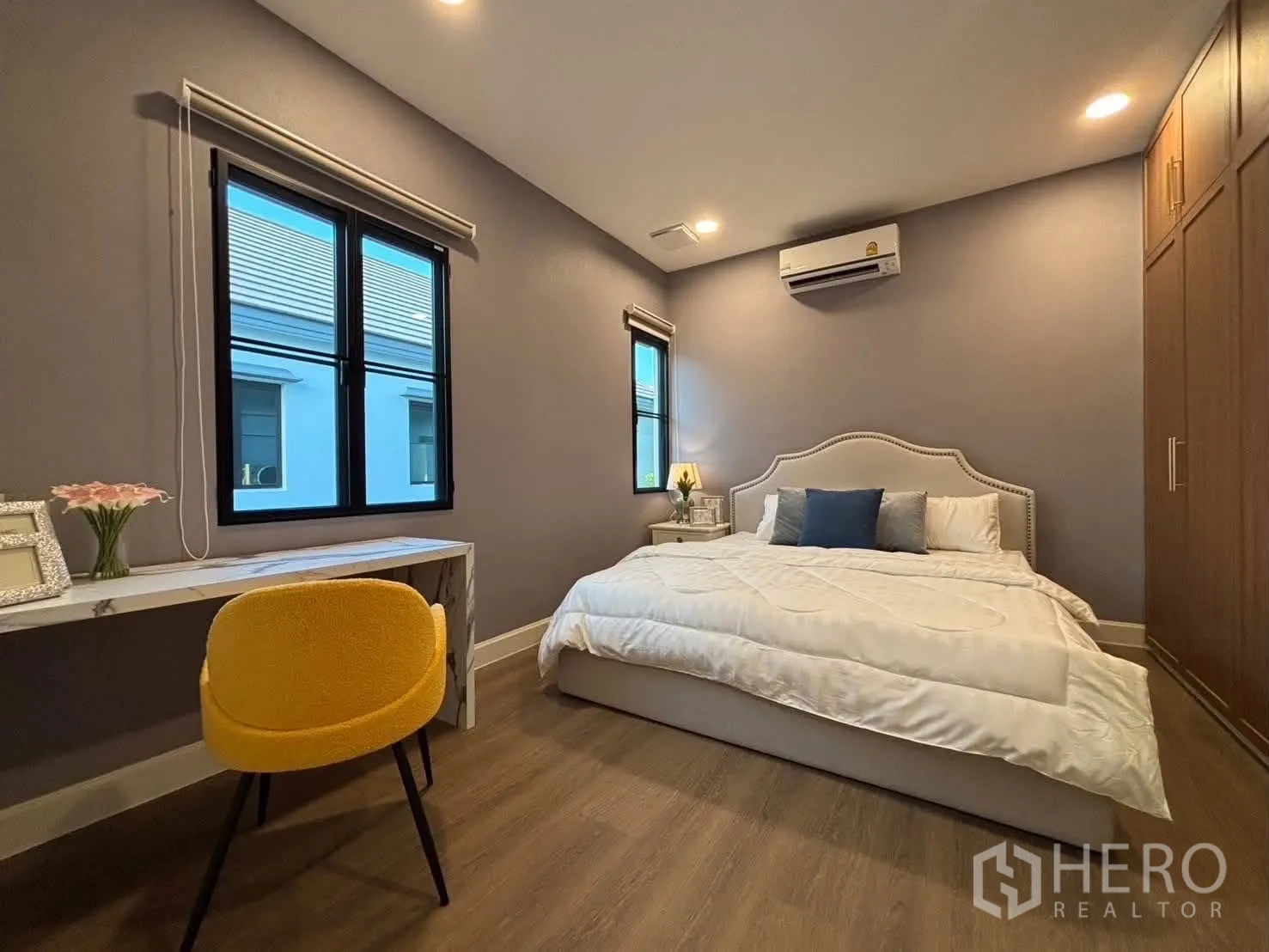 Detached House for rent in Saphan Sung, Bangkok - Bedroom with built-in wardrobe, desk, and yellow chair.
