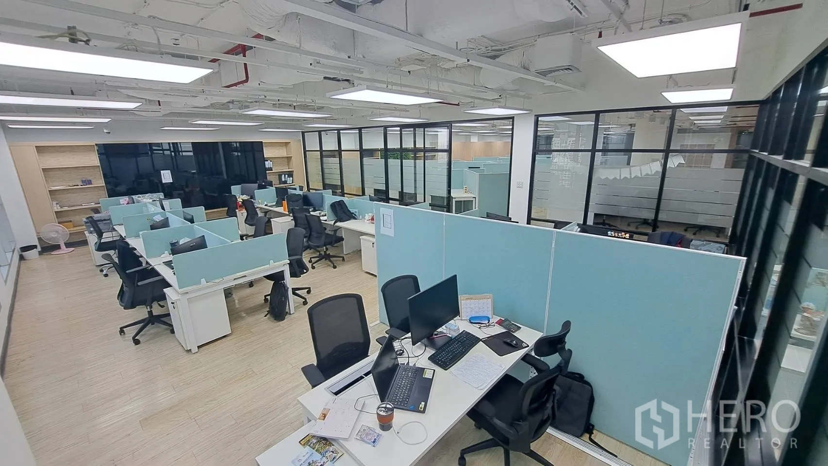 办公空间 出租在Yan Nawa, Bangkok - 开放式办公区，成排工位与玻璃隔断和顶灯