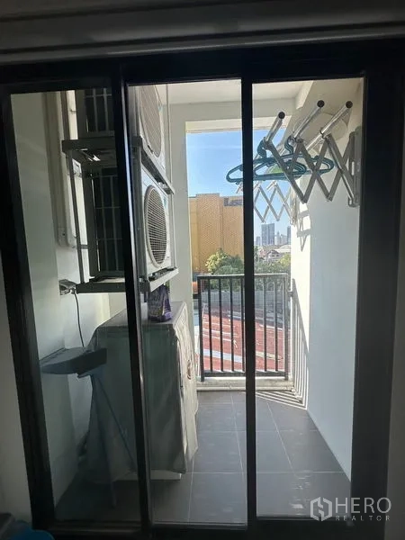 公寓 出售在Khlong Toei, Bangkok - 阳台带护栏，外机与可折叠晾衣架，可眺望城市景观。