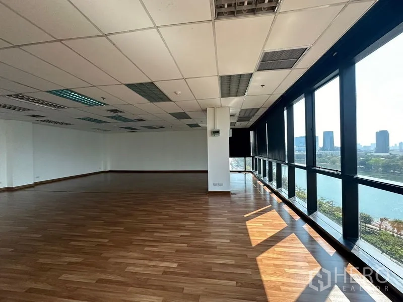 办公空间 出租在Watthana, Bangkok - 转角办公区，整面落地窗，可赏城市与湖景。