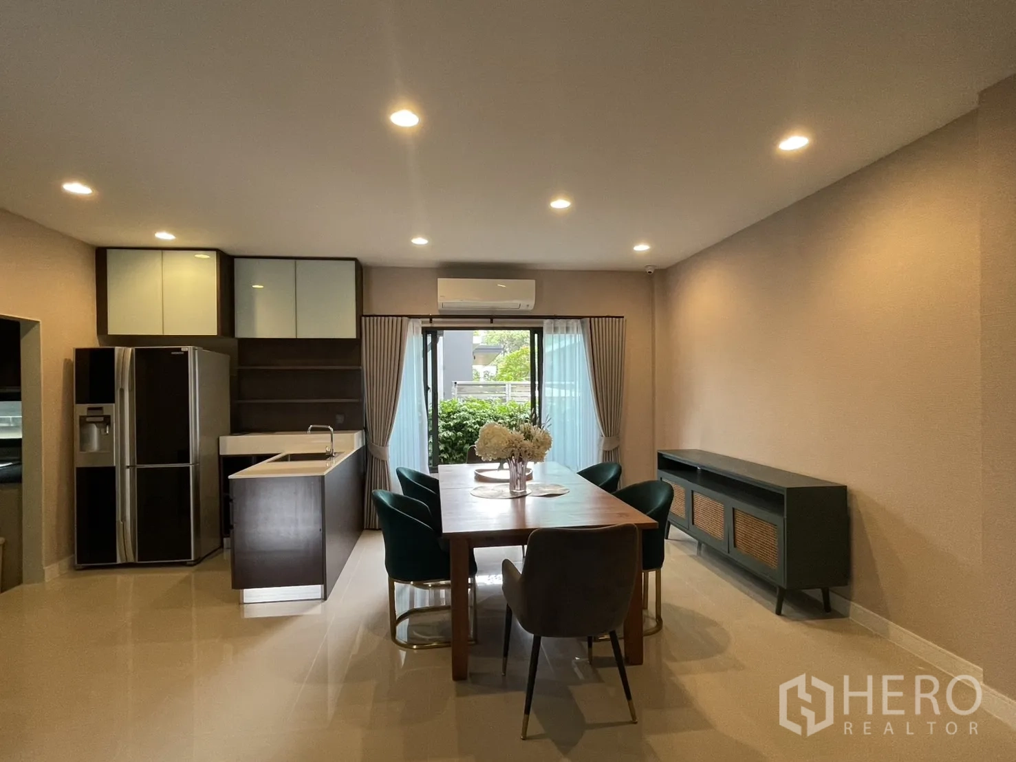 บ้าน ให้เช่าในBang Kapi, Bangkok - ห้องรับประทานอาหารโต๊ะหกที่นั่งติดครัวแบบเปิดและไอส์แลนด์