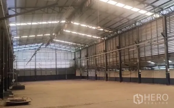 คลังสินค้า ให้เช่าในLat Lum Kaeo, Pathum Thani - ภายในโกดังโถงสูง โครงเหล็กพร้อมช่องแสงบนหลังคา
