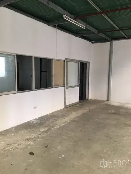 货栈 出租在Suan Luang, Bangkok - 仓库内办公室，白色墙面、窗户与推拉玻璃门。