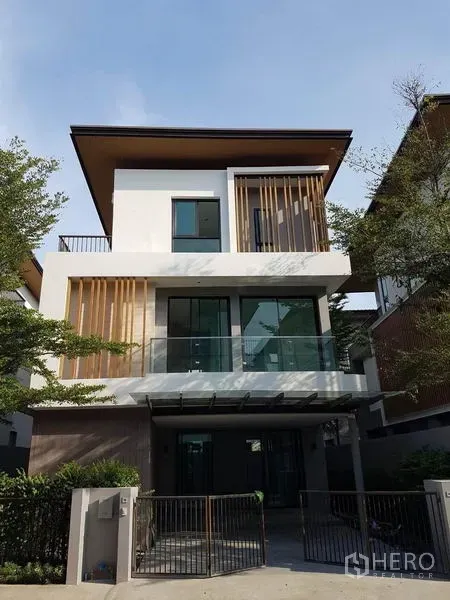独立式住宅 出租在Prawet, Bangkok - 当代风三层独栋外观，设阳台与带门庭院车位。