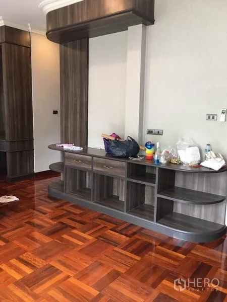 独立式住宅 出租在Khlong Toei, Bangkok - 卧室一角的深色木质衣柜与收纳台。