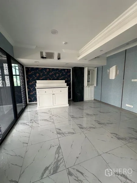 零售空间 出租在Bang Na, Bangkok - 开放式区域配白色前台、大片窗面与高光地砖，适合接待与陈列。
