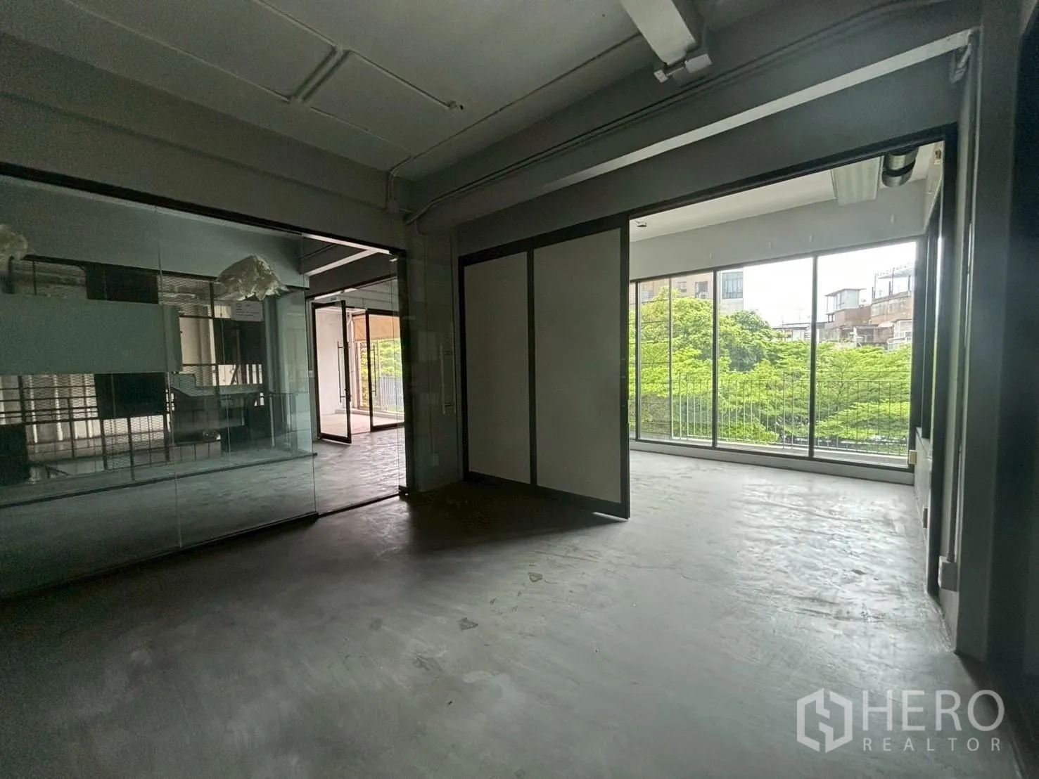 办公空间 出租 - 转角办公区，落地窗带来葱郁城市景观。