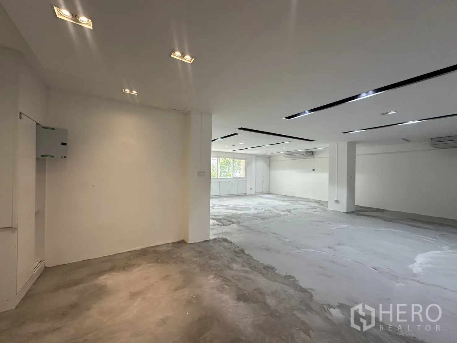 办公室 for rent in Pathum Wan, Bangkok - 角落带设备柜，延伸至开阔办公空间。
