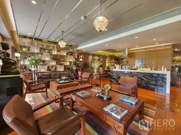 公寓 出售在Yan Nawa, Bangkok - 开放式客厅，大理石中岛厨房、玻璃展示架与木地板。