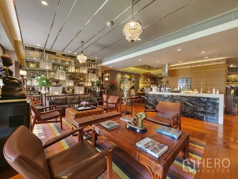 公寓 出售在Yan Nawa, Bangkok - 开放式客厅，大理石中岛厨房、玻璃展示架与木地板。