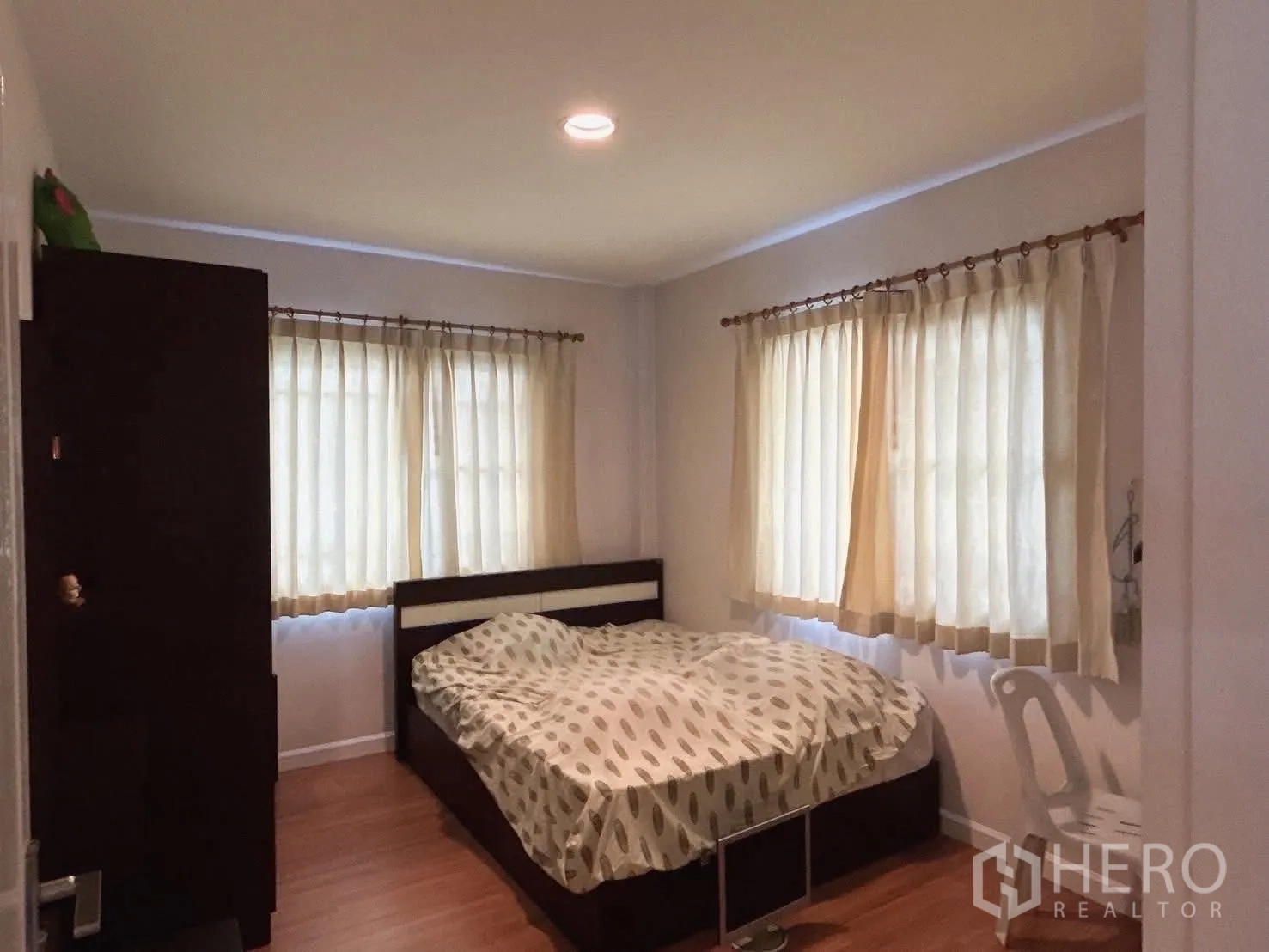 Detached House for sale in Bang Kapi, Bangkok - Another angle of the ground-floor bedroom with bed and wardrobe.