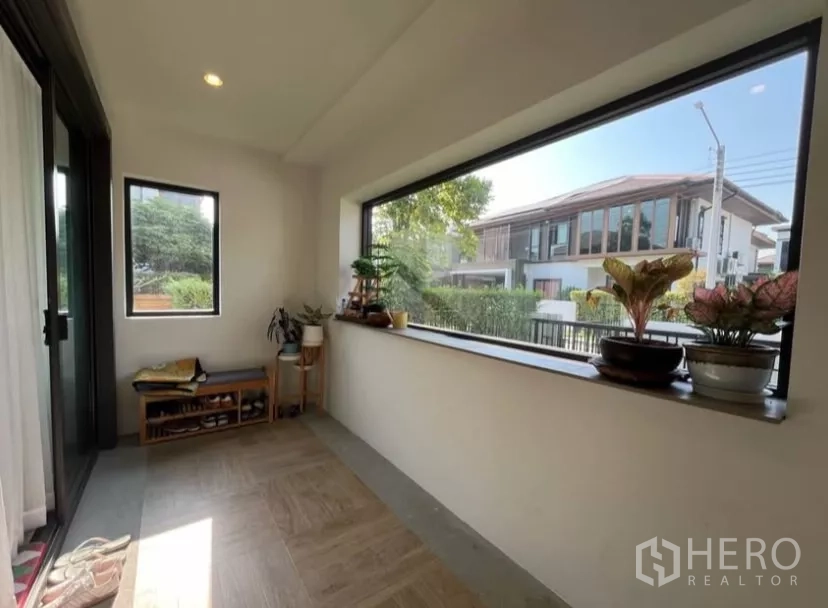独立式住宅 出租在Prawet, Bangkok - 多功能日光房，宽大窗台摆放室内绿植。