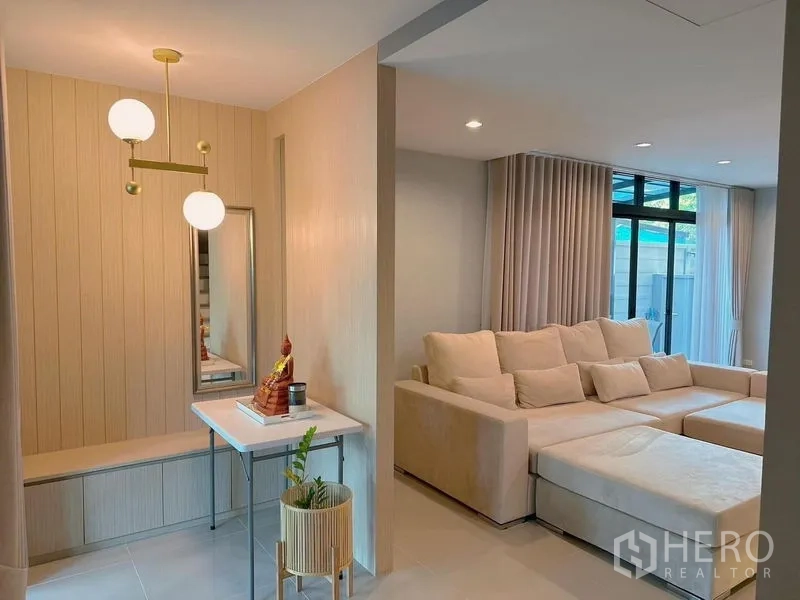 บ้าน ขาย - โถงทางเข้าพร้อมโคมไฟแขวน โต๊ะคอนโซล มองไปยังห้องนั่งเล่นสว่าง