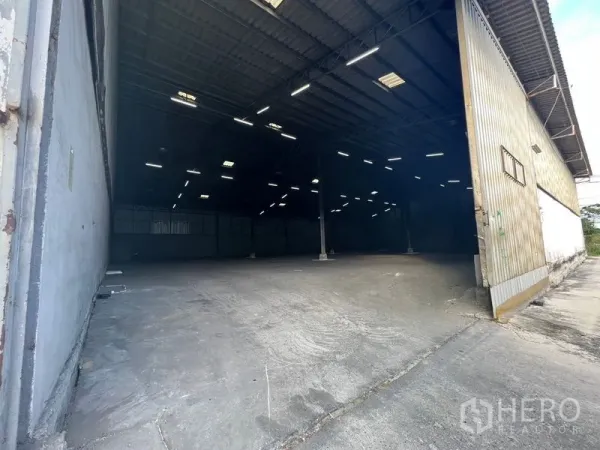货栈 出租在Bang Sao Thong, Samut Prakan - 宽大的装卸入口，内有高挑通透仓库、LED照明与混凝土地面