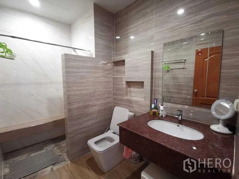 บ้าน ให้เช่าในPrawet, Bangkok - ห้องน้ำโมเดิร์น ผนังลายหินอ่อน เคาน์เตอร์หินแกรนิต กระจกบานใหญ่ และพื้นที่อาบน้ำแบบวอล์กอินมีที่นั่ง