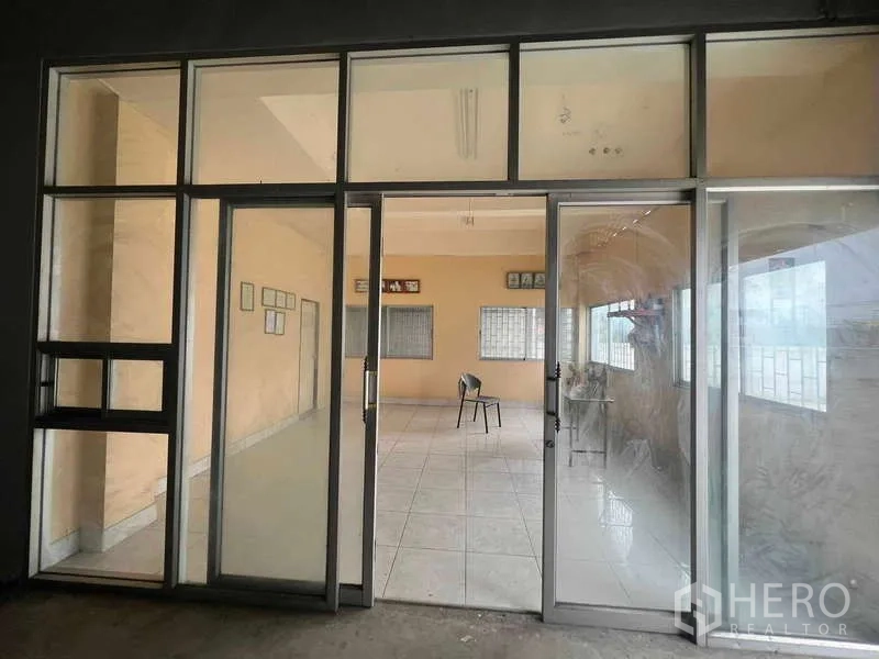 货栈 出租在Lam Luk Ka, Pathum Thani - 玻璃正面办公室入口，推拉门通向瓷砖房间