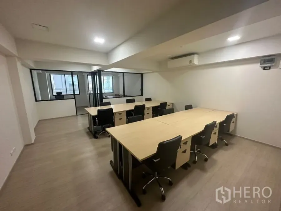 办公空间 出租在Khlong Toei, Bangkok - 开放式办公区，模块化工位与旋转椅，玻璃隔间与空调。