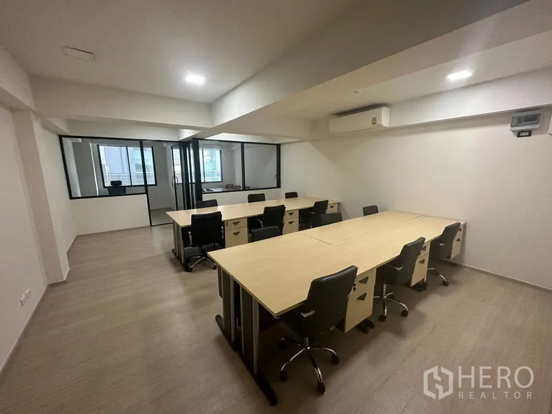 办公空间 出租在Khlong Toei, Bangkok - 开放式办公区，模块化工位与旋转椅，玻璃隔间与空调。