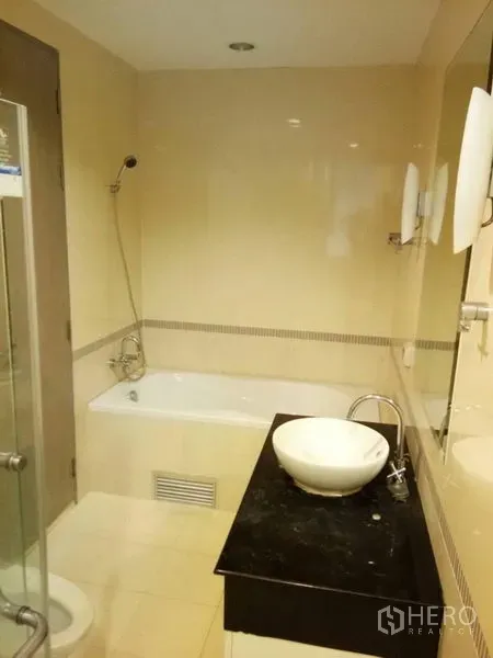 公寓 出租在Ratchathewi, Bangkok - 现代卫浴，浴缸、玻璃淋浴间与台上盆。
