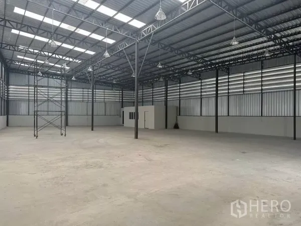 货栈 出租在Khlong Sam Wa, Bangkok - 仓库内部高挑钢结构屋顶，采光带与照明充足，设有小型办公室。