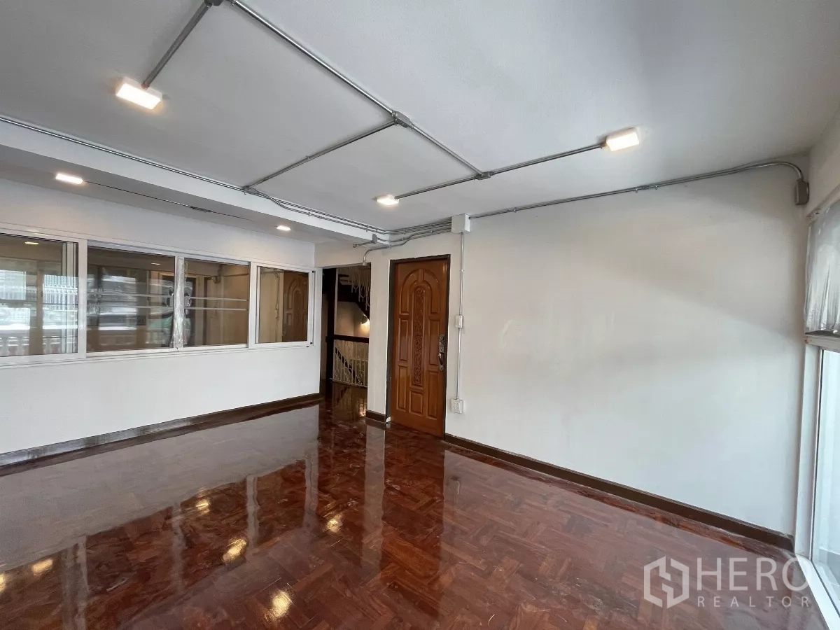 带办公室的家 出租在Khlong Toei, Bangkok - 楼上房间铺实木亮面地板，大窗与实木门。