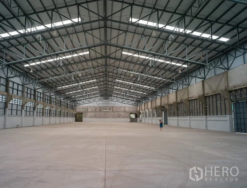工厂 出租在Pathum Thani - 无柱大空间生产区，金属屋顶和通风窗。