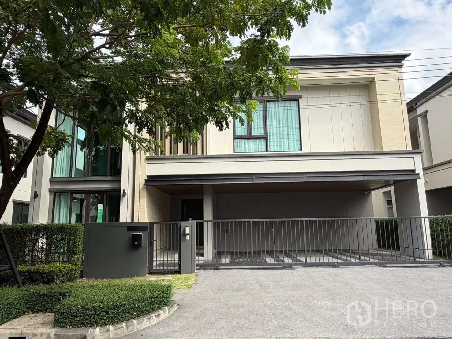 独栋房屋 for rent in Bang Phli, Samut Prakan - 现代两层独栋外观，带大门与车棚，配大面积窗户