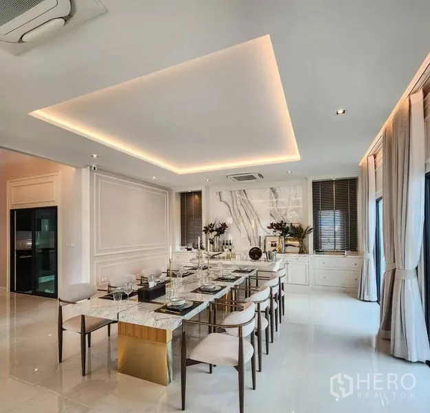独立式住宅 出售在Bang Phli, Samut Prakan - 精致餐厅，大理石餐桌与氛围吊顶灯