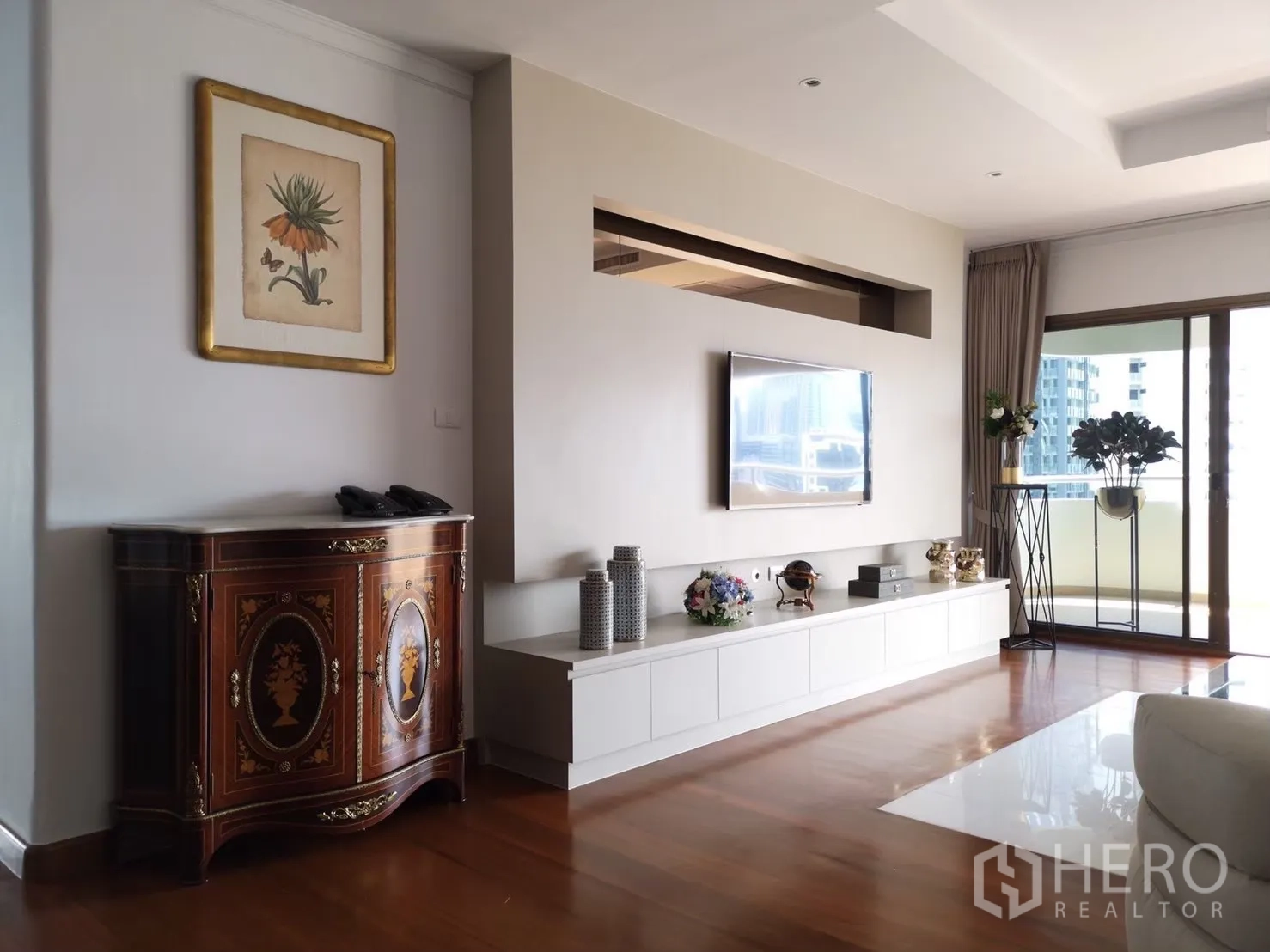 Condominium for rent in Bangkok - Stylish lounge with built-in TV cabinet, accent furniture and access to the balcony.